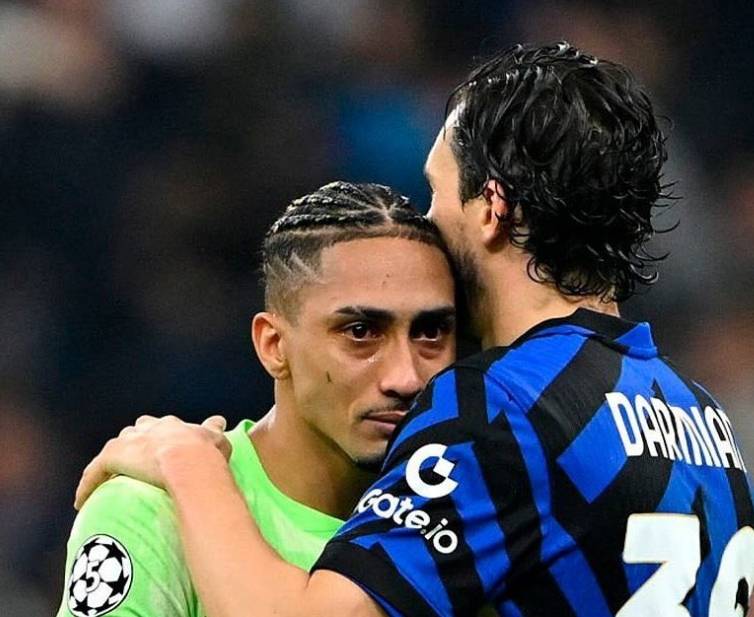 32球22助攻！巴萨无缘决赛，头号射手泪洒梅阿查，拉菲尼亚金球悬了