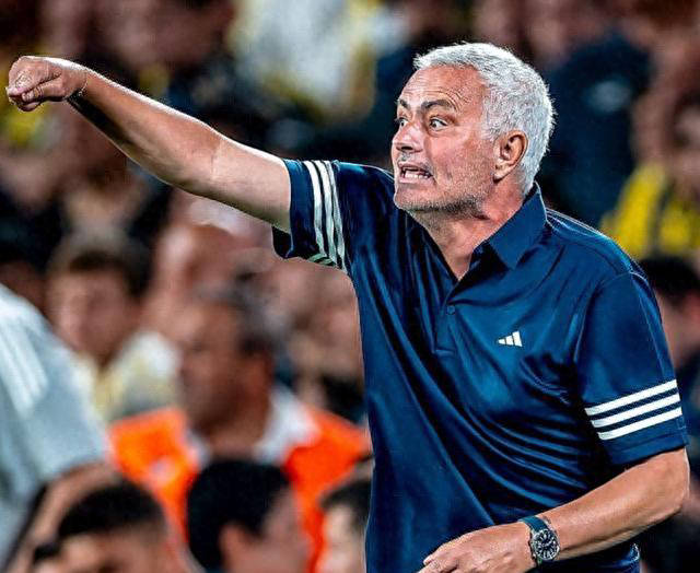 穆里尼奥神奇率队连扳4球逆转淘汰范佩西，欧冠仅一步之遥！